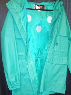 Totes Raincoat Jacket green with hood brim type hat on hood for extra coverage